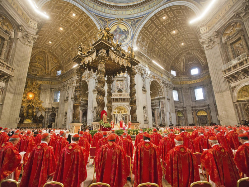 Los cardenales asisten a la misa votiva "Pro eligendo Pontifice" previa al comienzo del cónclave, que ofició el decano del colegio cardenalicio, Angelo Sodano