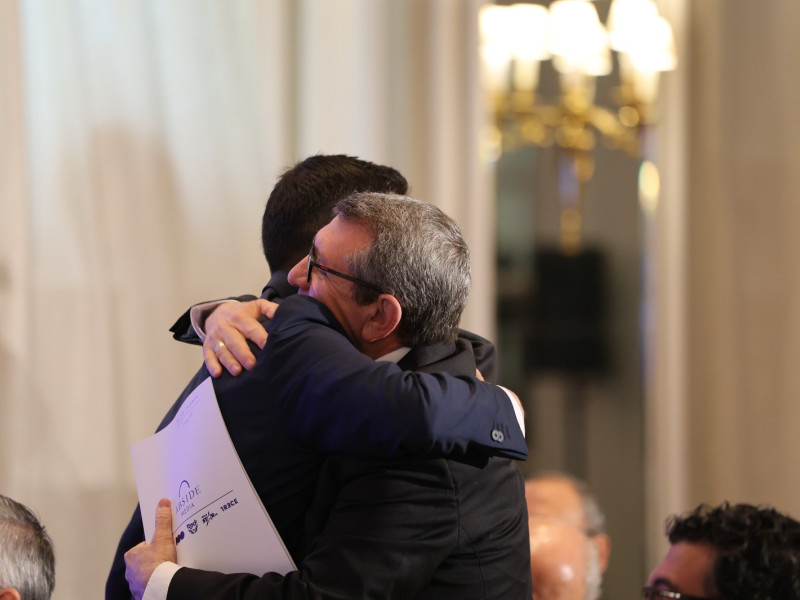 Diego Garrocho abraza a José Luis Restán durante los desayunos del Foro de la Nueva Comunicación