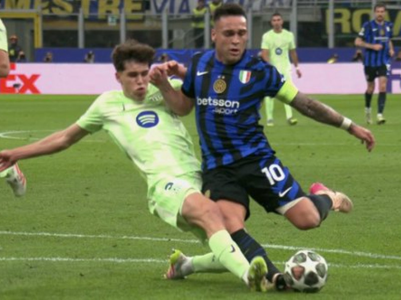 Momento del penalti de Cubarsí a Lautaro