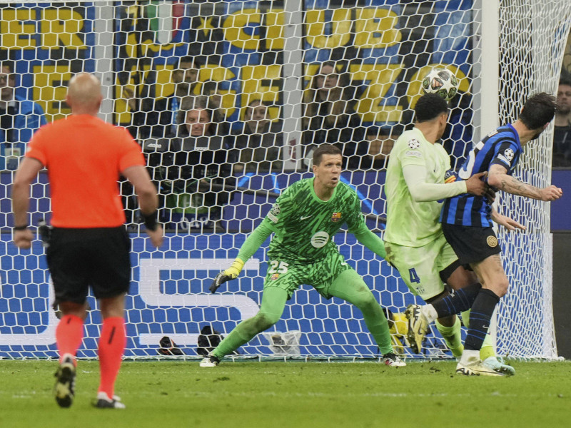 Acerbi marca el gol del empate, en el Inter - Barcelona