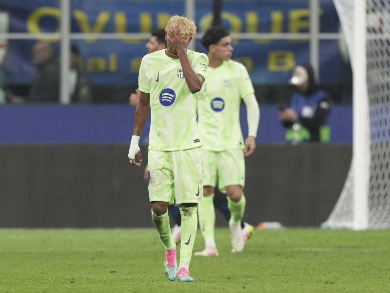 Lamine Yamal lamentándose, en el Inter - Barcelona
