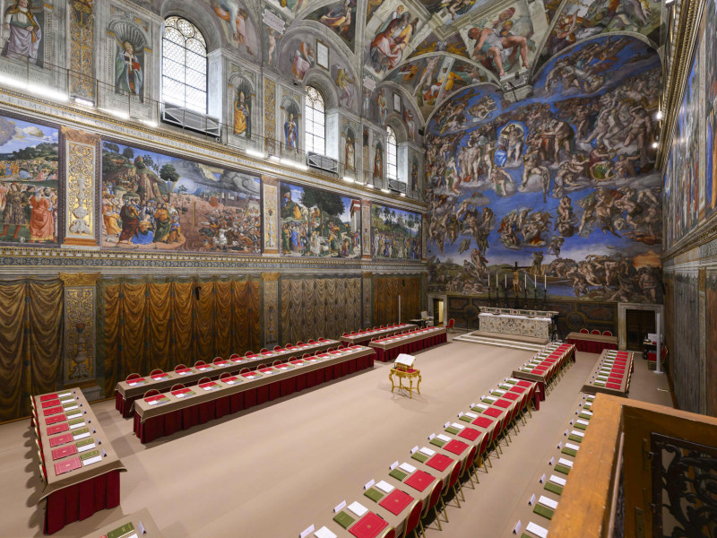 Los 133 cardenales que elegirán al nuevo papa se encerrarán desde mañana en la Capilla Sixtina, ante el fresco de Juicio Final de Miguel Ángel y donde todo está ya preparado, aseguró hoy la directora de los Museos Vaticanos, Barbara Jatta