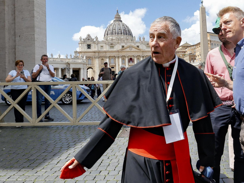 El cardenal John Atcherley Dew sale al final de la reunión de la Congregación General de Cardenales, Plaza de San Pedro, Ciudad del Vaticano.