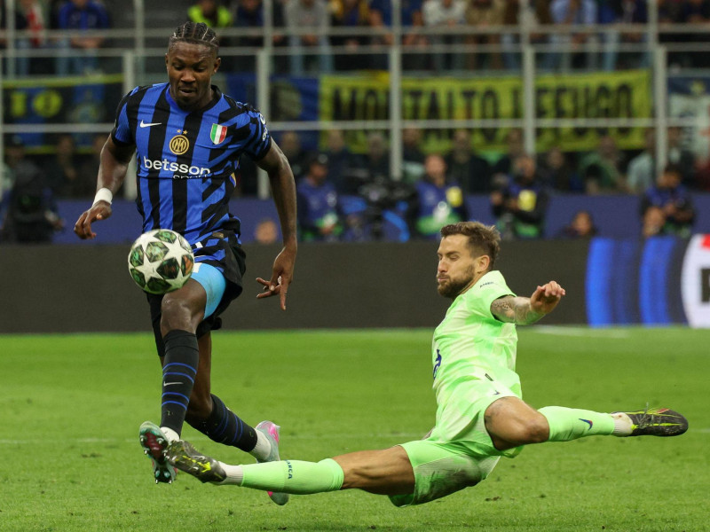 Marcus Thuram (izq.) del FC Inter en acción contra Íñigo Martínez del FC Barcelona durante el partido de vuelta de las semifinales de la UEFA Champions League entre el Inter de Milán y el FC Barcelona, en Milán.