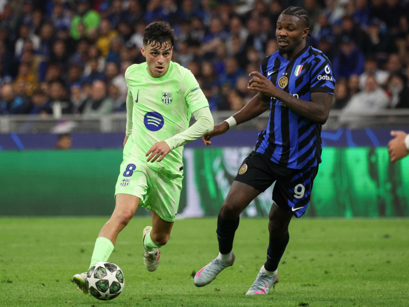 Pedri (izq.) del FC Barcelona en acción contra Marcus Thuram del FC Inter durante el partido de vuelta de las semifinales de la UEFA Champions League entre el Inter de Milán y el FC Barcelona, en Milán.