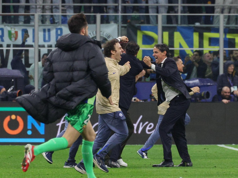 El entrenador del FC Inter, Simone Inzaghi (derecha), celebra tras ganar el partido de vuelta de las semifinales de la UEFA Champions League entre el Inter de Milán y el FC Barcelona, en Milán.