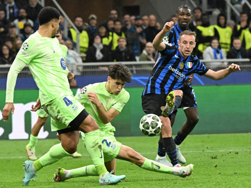 Davide Frattesi (derecha) del FC Inter marca el 4-3 durante el partido de vuelta de las semifinales de la UEFA Champions League entre el Inter de Milán y el FC Barcelona, en Milán.