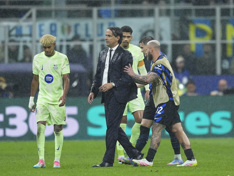 Pablo Martín Gavi del FC Barcelona se lamenta durante el partido de ida de las semifinales de la UEFA Champions League 2024/25 entre el FC Internazionale Milano y el FC Barcelona en el estadio Giuseppe Meazza el 6 de mayo de 2025 en Milán.