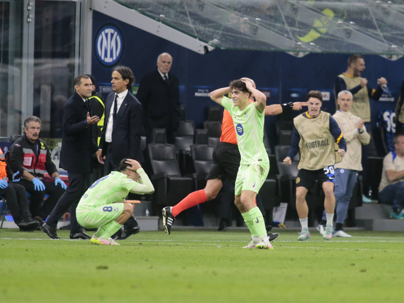 Pedri y Cubarsí se lamentan de la decisión arbitral en el Inter - Barcelona