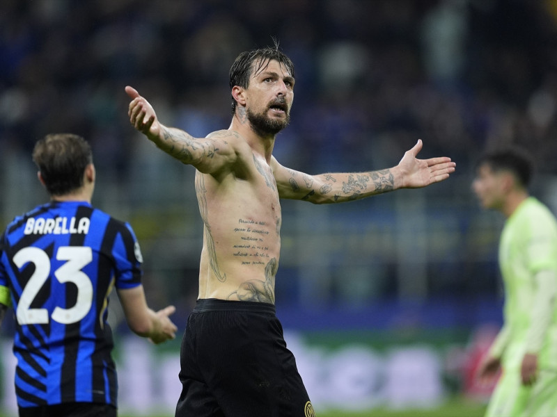 Francesco Acerbi del Inter celebra un gol durante el partido de ida de las semifinales de la UEFA Champions League 2024/25 entre el FC Internazionale Milano y el FC Barcelona en el estadio Giuseppe Meazza el 6 de mayo de 2025 en Milán.