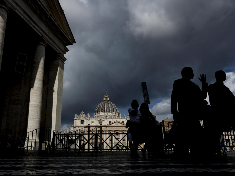 Vista general de la Plaza de San Pedro en la Ciudad del Vaticano, 6 de mayo de 2025. Los cardenales continúan sus deliberaciones durante las congregaciones generales celebradas tras la muerte del papa Francisco, en preparación para la asamblea que elegirá a un nuevo papa, conocida como el cónclave.