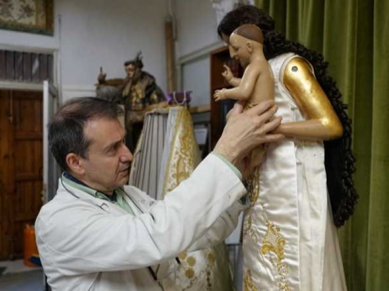 Pedro José Arrúe de Mora durante los trabajos de restauración