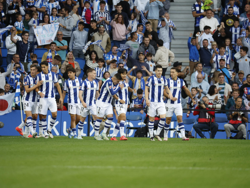 SAN SEBASTIÁN, 28/09/2024.- Los jugadores de la Real Sociedad celebran tras marcar en un partido de LaLiga. EFE/Javier Etxezarreta