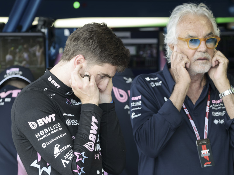 Jack Doohan junto a Flavio Briatore en el box de Alpine en Miami.