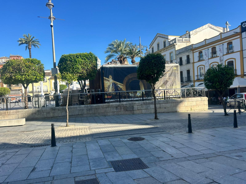 De jardines verticales a lonas: los quioscos de la Plaza de España