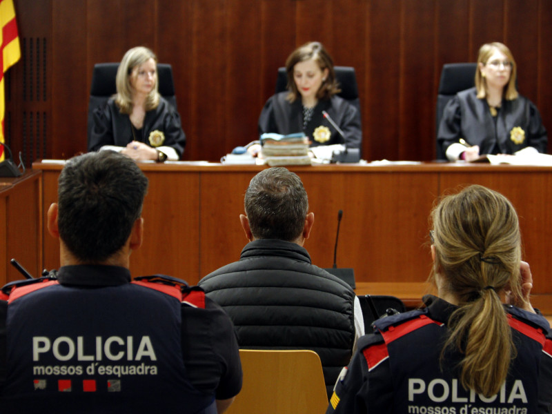 Sala de vistas de la audiencia de Lleida con el acusado custodiado por los mossos d'esquadra