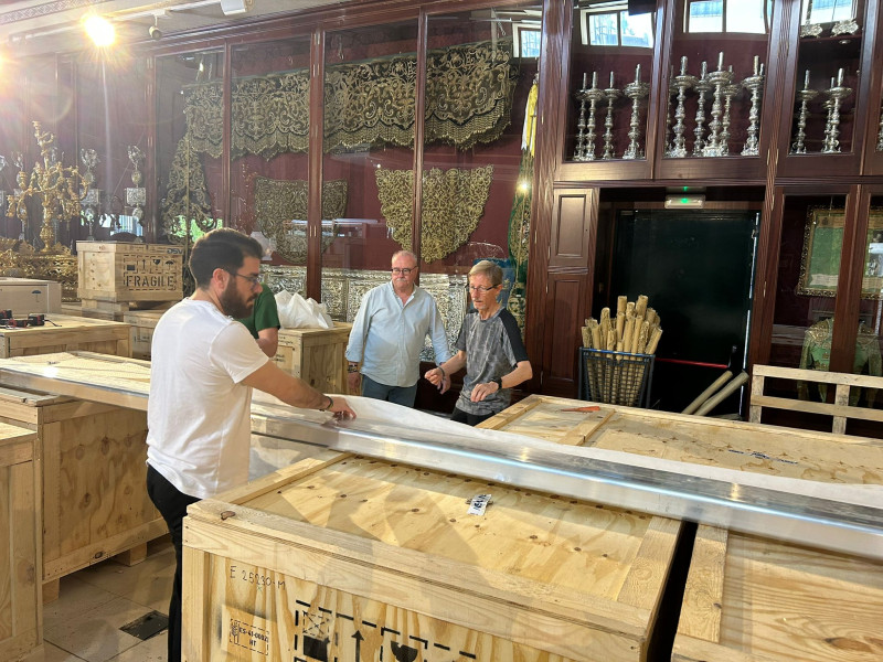 Varales desmontados del trono de la Virgen de la Esperanza de Málaga