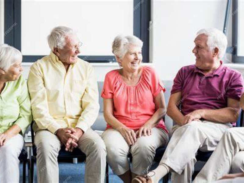Actividades sociales como charlar con amigos pueden prevenir el Alzheimer