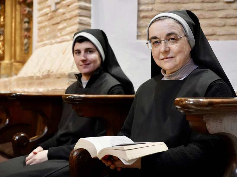 Las religiosas benedictinas del Monasterio de Santa Cruz de Sahagún (León) proponen realizar ‘prácticas de monja’ con ellas durante unos días en los meses de verano. En la imagen, sor María y sor Marta en diferentes estancias del monasterio