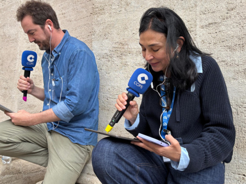 Jorge Bustos y Pilar Cisneros en la Plaza de San Pedro