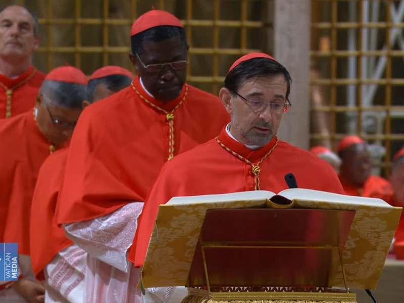 El cardenal arzobispo de Madrid, José Cobo, presta juramento en la Sixtina