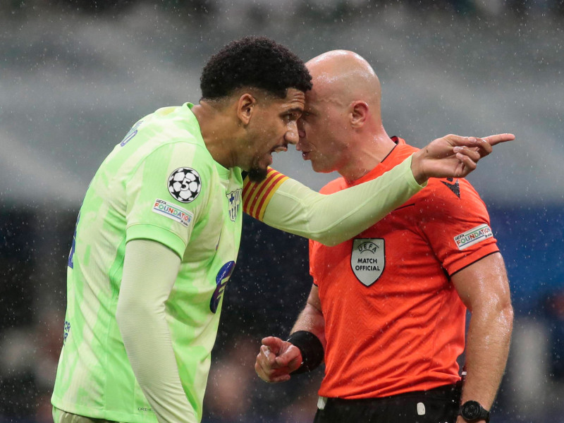 Ronald Araújo discute con Symon Marciniak durante el Inter-Barcelona de Liga de Campeones