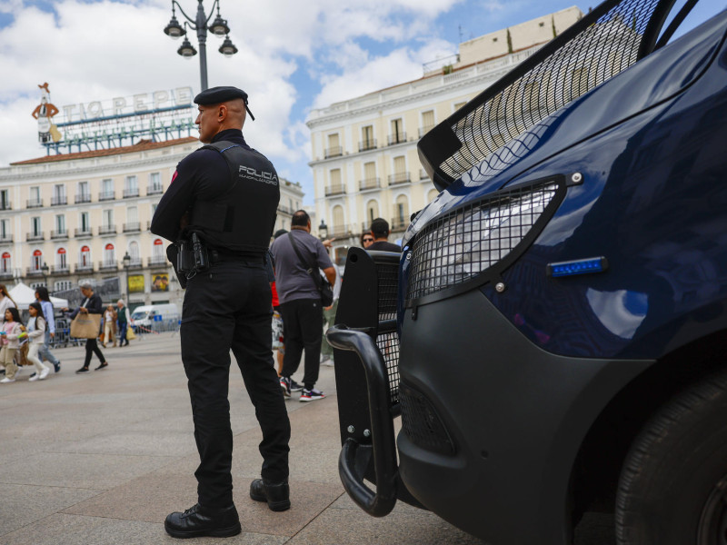 Agentes de la Policía Municipal de Madrid, vigilan la Puerta del Sol