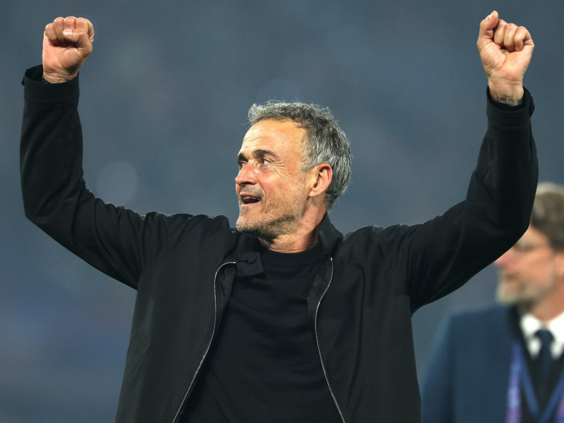 El entrenador del PSG, Luis Enrique, celebra tras ganar el partido de vuelta de las semifinales de la UEFA Champions League entre el Paris Saint-Germain y el Arsenal FC, en París.