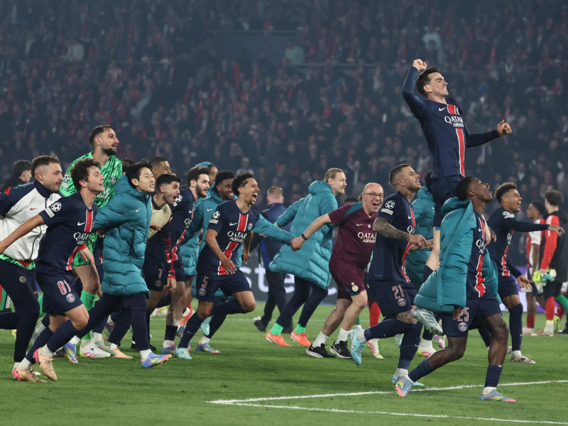Los jugadores del PSG celebran con sus aficionados tras ganar el partido de vuelta de las semifinales de la UEFA Champions League entre el Paris Saint-Germain y el Arsenal FC, en París.