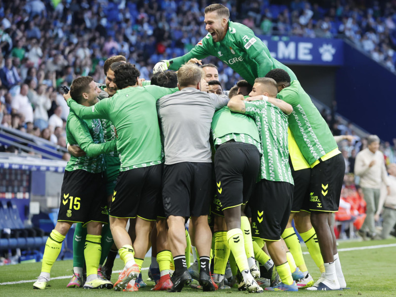 Los jugadores del Betis celebran el gol de la victoria anotado por Antony dos Santos durante el partido de la jornada 34 de LaLiga EA Sports que RCD Espanyol y Real Betis Balompié