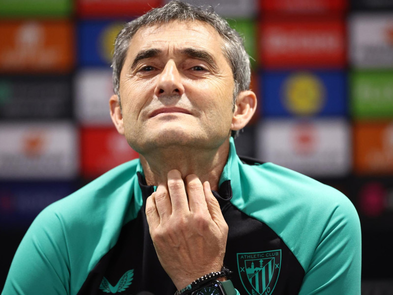 El entrenador del Bilbao, Ernesto Valverde, ofrece una rueda de prensa en Manchester