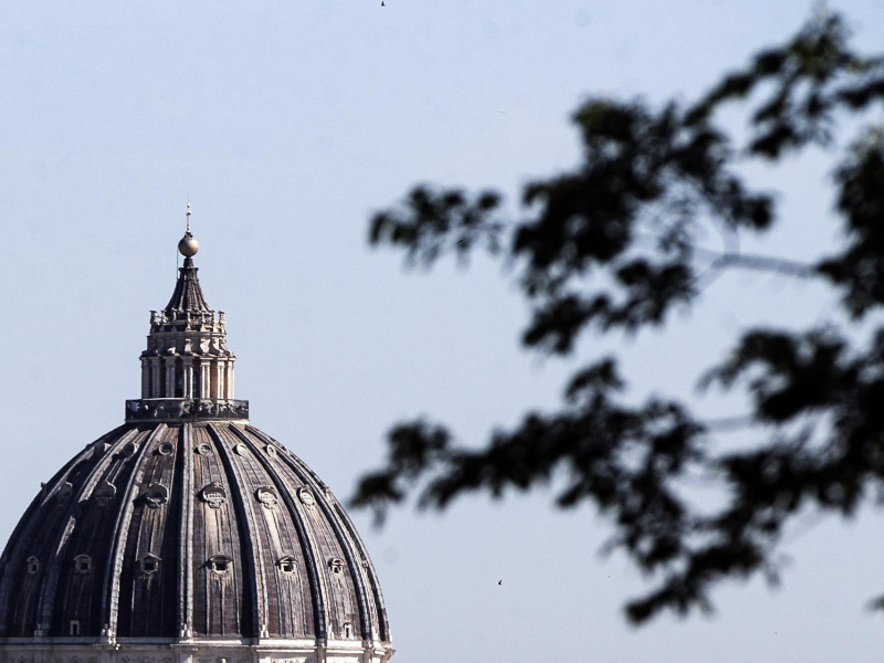 La cúpula de la Basílica de San Pedro en el Vaticano, vista desde Roma, Italia, el 29 de abril de 2025. La cúpula fue diseñada por el escultor, pintor y arquitecto renacentista italiano Miguel Ángel Buonarroti y pesa alrededor de 14.000 toneladas.
