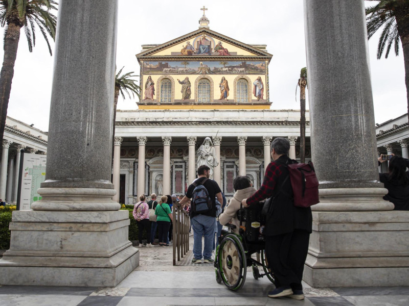 Fieles asisten a la Santa Misa por el Jubileo de las Personas con Discapacidad en la Basílica de San Pablo Extramuros, en Roma