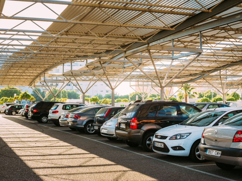 Coches en un estacionamiento en un día soleado de verano