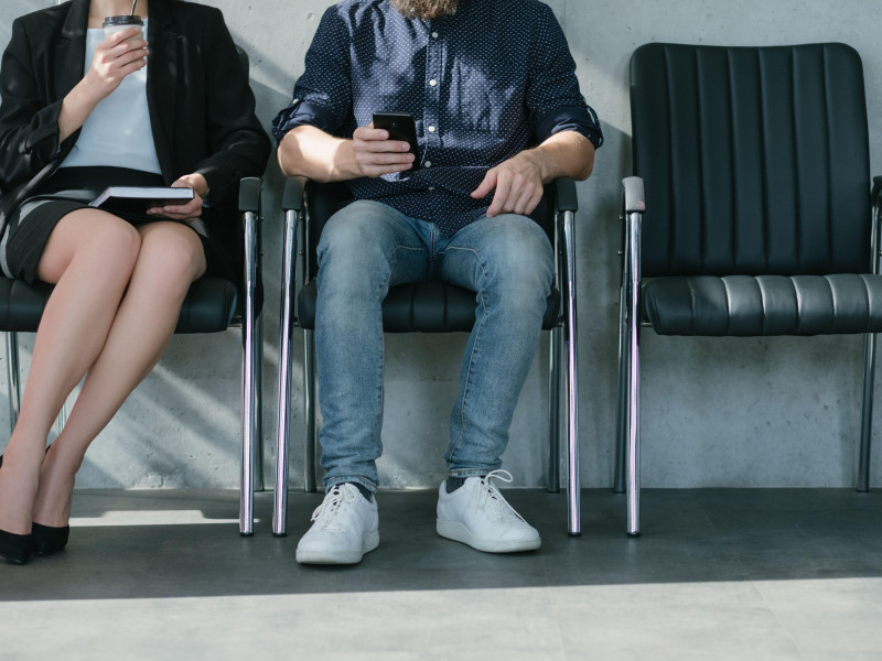 Entrevista de trabajo esperando solicitante café teléfono inteligente