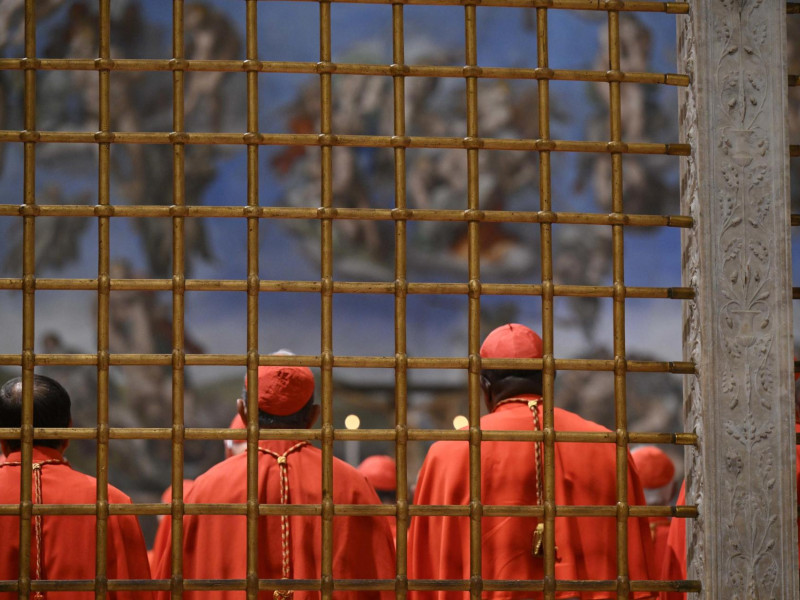 Los cardenales se reúnen antes del inicio del cónclave para elegir un nuevo Papa en la Capilla Sixtina de la Ciudad del Vaticano.