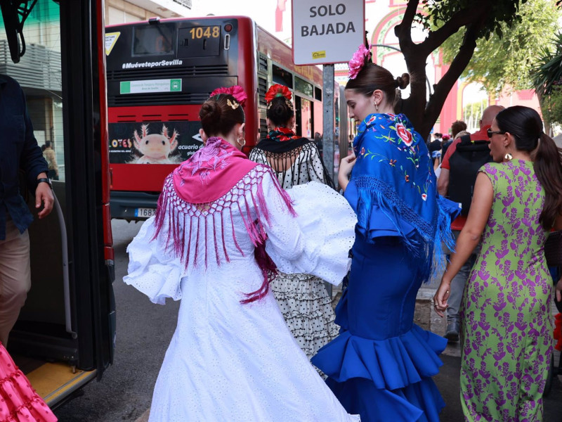 Flamencas después de disfrutar de horas en el recinto ferial