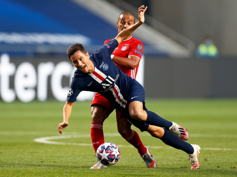 Ander Herrera pelea por una pelota con Thiago Alcántara.