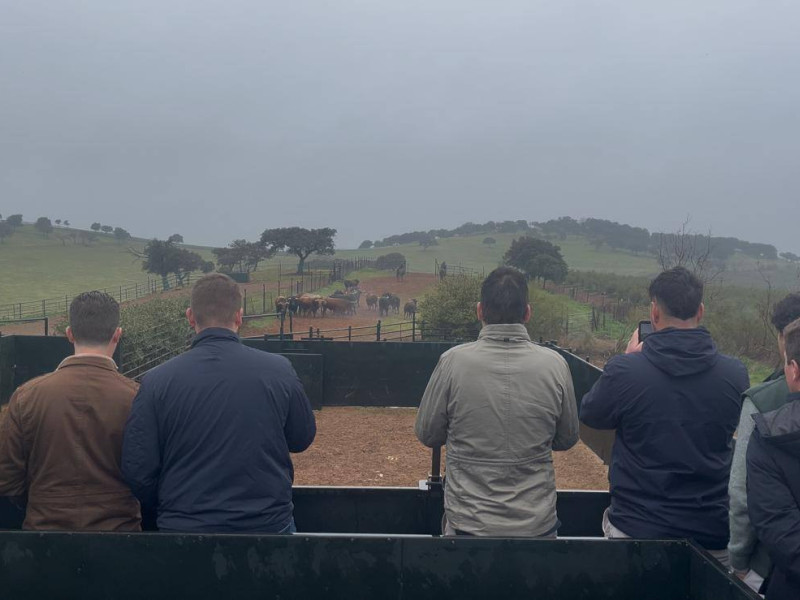 Alumnos del segundo curso de IIAA en la ganadería Jandilla