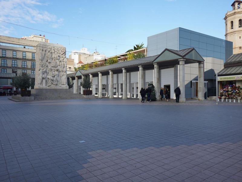 Vista del futuro Mercado Central desde la plaza Santa Clara