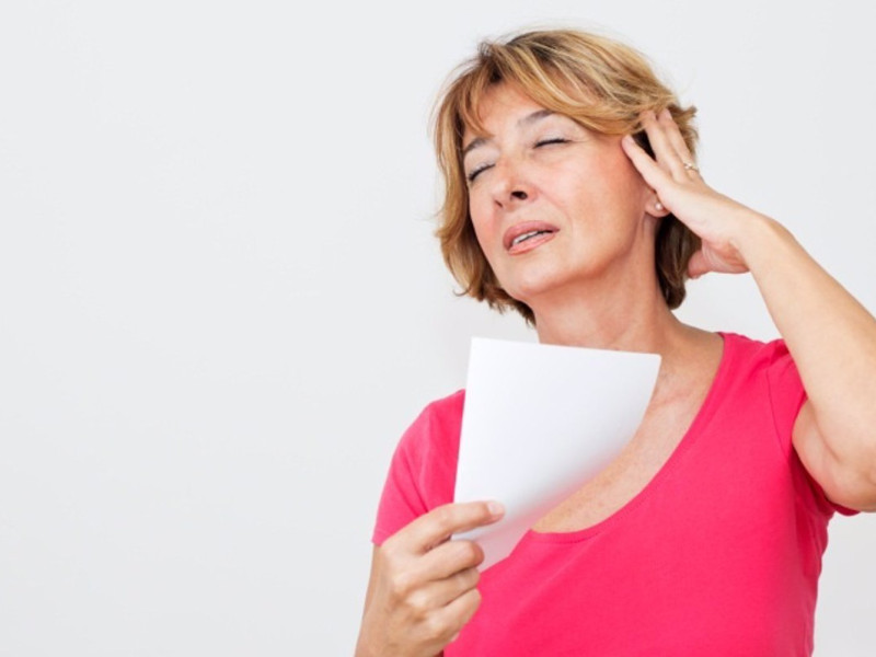 Los sofocos, uno de los síntomas más habituales de la menopausiaLa desaparición de las hormonas femeninas con la menopausia tiene múltiples efectos y repercusiones sobre el cuerpo de la mujer. Si en tu caso los riesgos de la terapia hormonal sobrepasan los beneficios las siguientes alternativas pueden ayudarte a manejar los síntomas.SALUD MADRID ESPAÑA EUROPAGETTY/BAKIBG