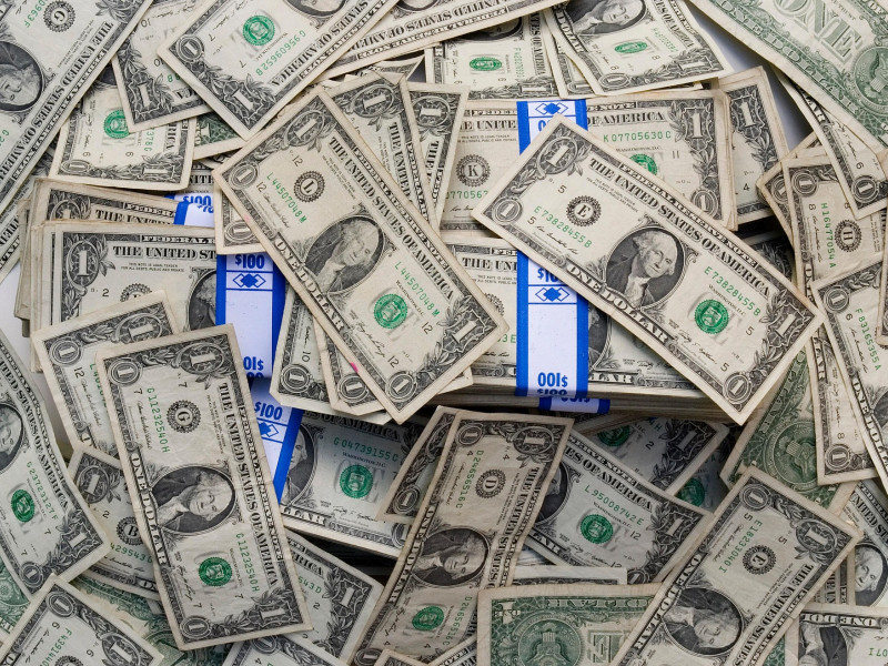 el símbolo del dólar ($) tiene su origen en las columnas de Hércules del real de a ocho