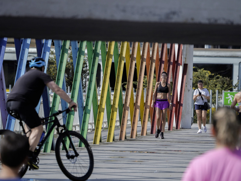 Deportistas paseando por el Puente de San Sebastián