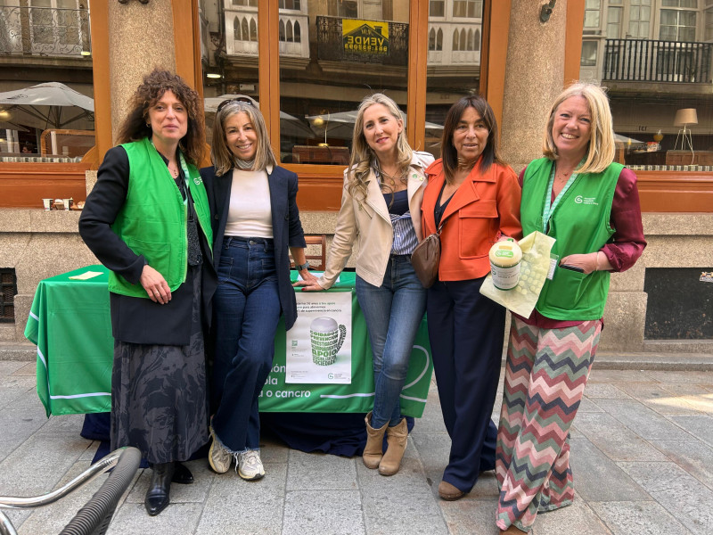 La delegada de la Xunta en Ferrol también se acerco a una mesa y estuvo con integrantes de la directiva