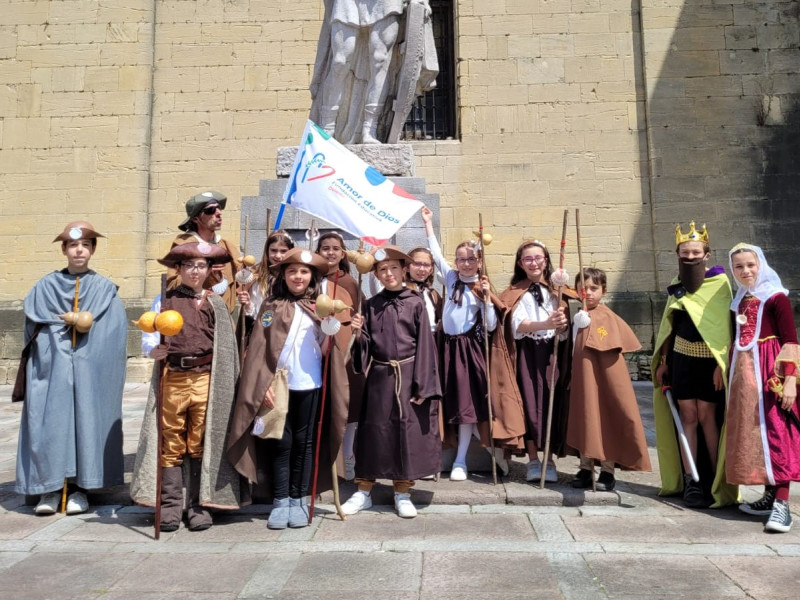 Alumnos del Amor de Dios vestidos de peregrinos