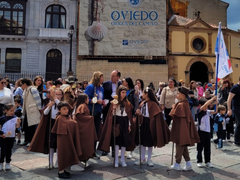 Los tenientes de Alcalde, Mario Arias y Concepción Méndez con alumnos del Amor de Dios