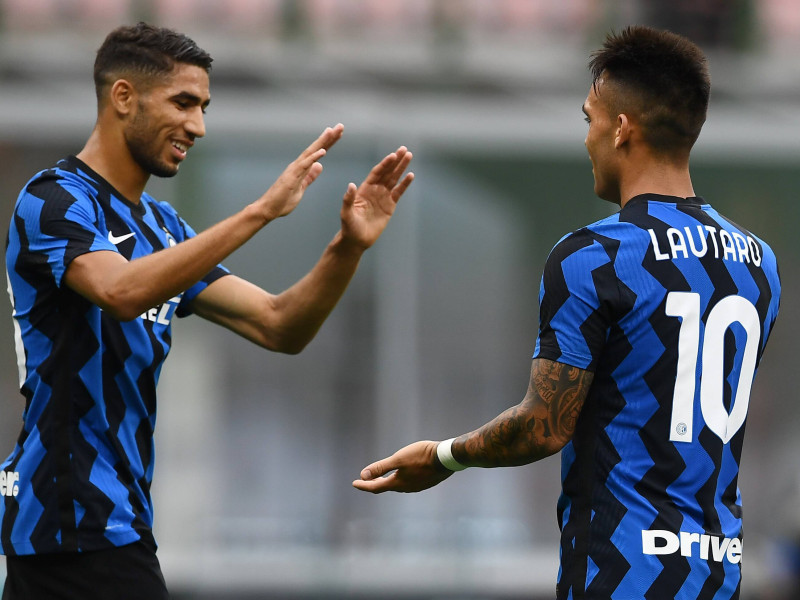 Achraf Hakimi y Lautaro Martínez se saludan durante un partido de ambos con el Inter.
