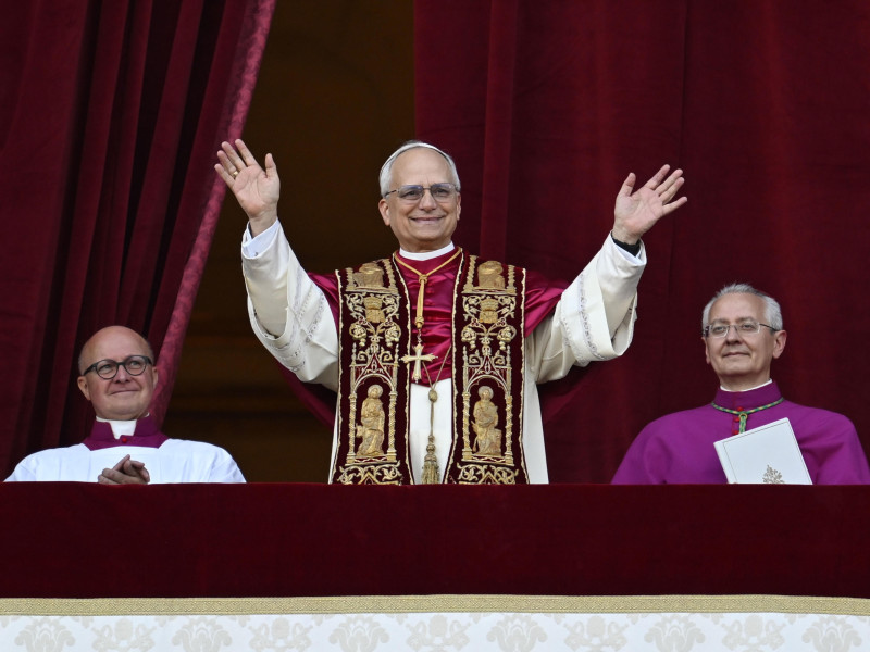 El papa León XIV saluda a los fieles en la plaza de San pedro