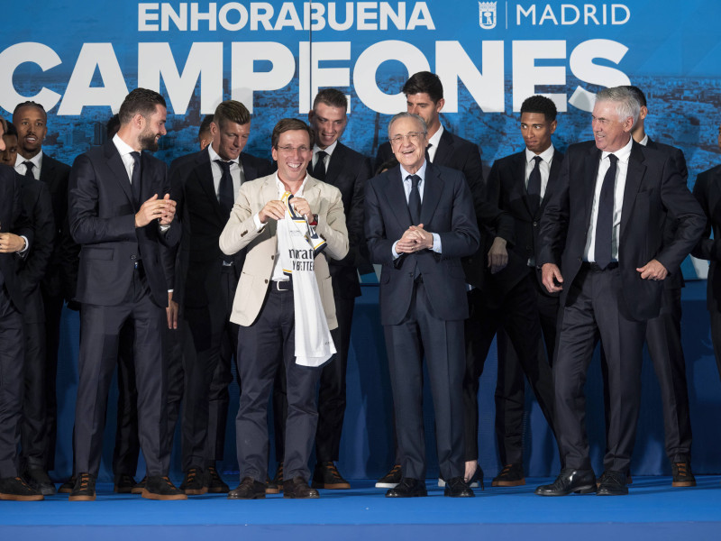 Martínez-Almeida recibe al Real Madrid tras conquistar el doblete en 2024
