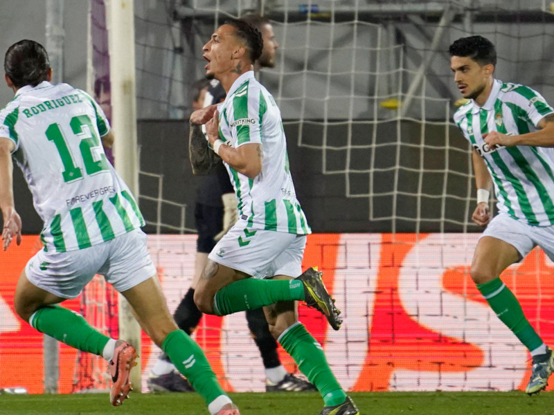 Antony celebra el golazo de falta marcado a la Fiorentina para el Betis en Florencia